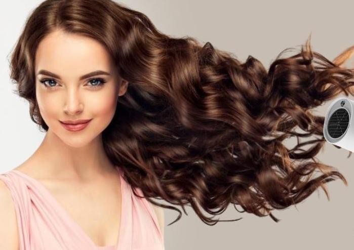 Tóc xoăn dài thường dễ mất sóng hoặc rối nhẹ sau khi ngủ, vì vậy thao tác sấy cần tập trung vào việc định hình lại lọn tóc.