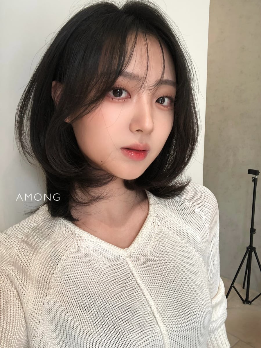 Khi kết hợp cùng tông nhuộm nâu lạnh, nâu trà sữa hoặc nâu khói nhẹ, tổng thể trở nên hiện đại, phù hợp cả môi trường công sở lẫn phong cách đời thường.