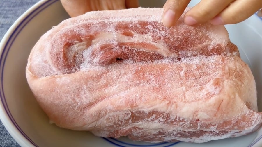 Phương pháp rã đông thịt được các chuyên gia dinh dưỡng khuyến nghị là chuyển thịt từ ngăn đá xuống ngăn mát tủ lạnh.