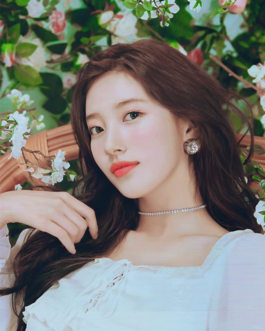 Sau bước rửa mặt, nên dùng toner để cân bằng da và hỗ trợ se lỗ chân lông, từ đó hạn chế tình trạng tiết dầu gây trôi nền