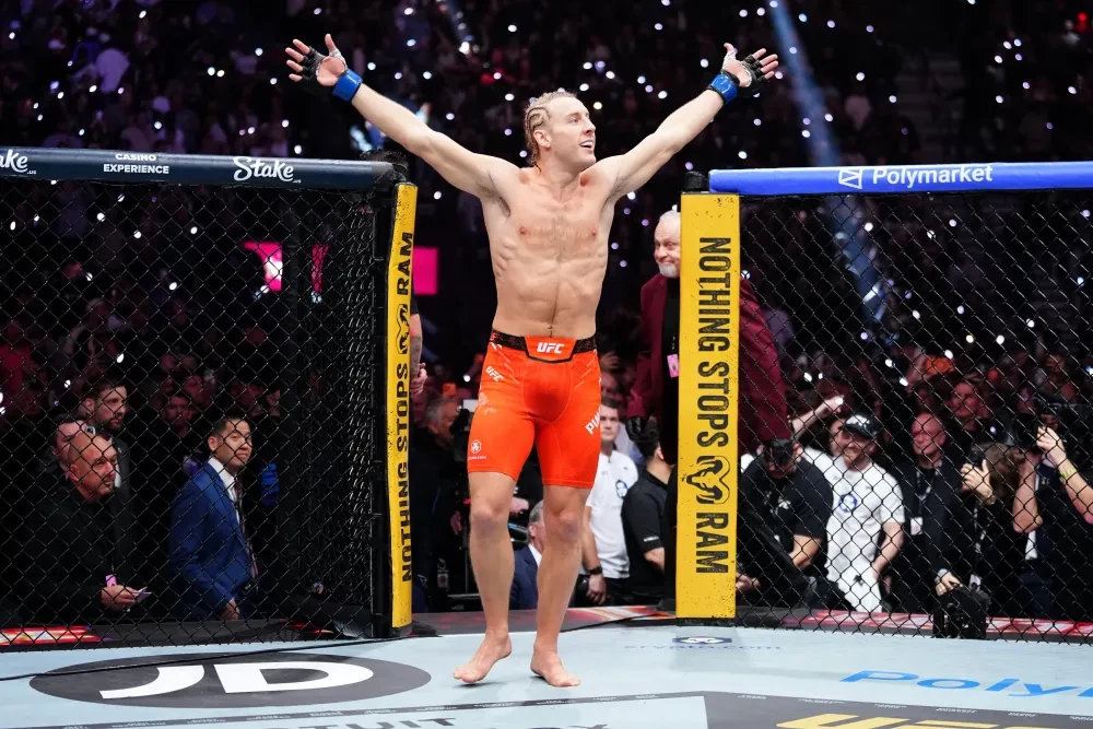 Paddy Pimblett tiến vào lồng bát giác tại UFC 324.