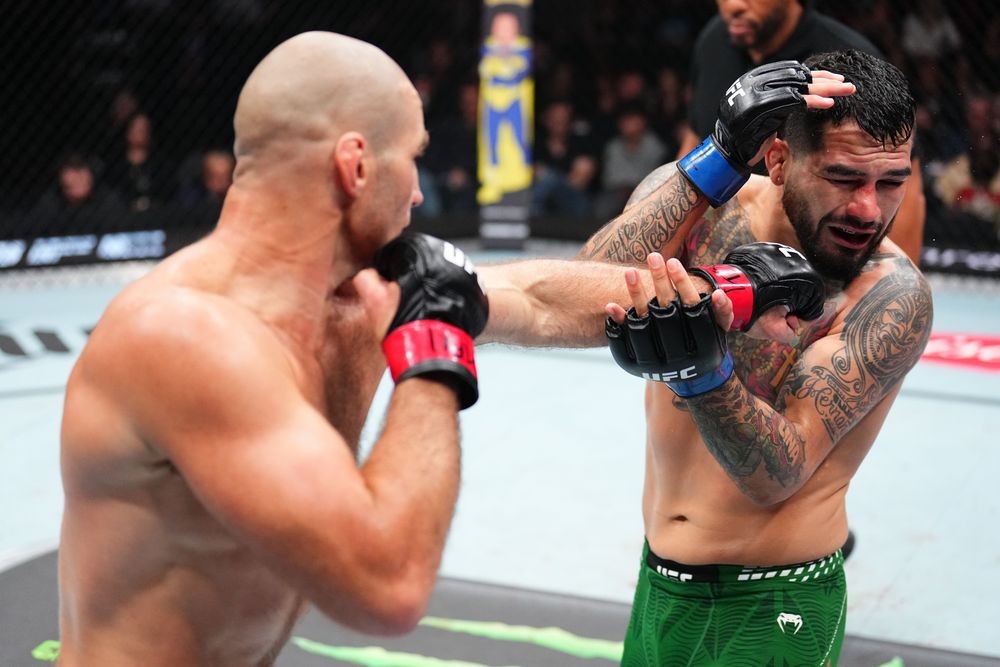 Sean Strickland (trái) đang ra đòn với Anthony Hernandez tại UFC Houston