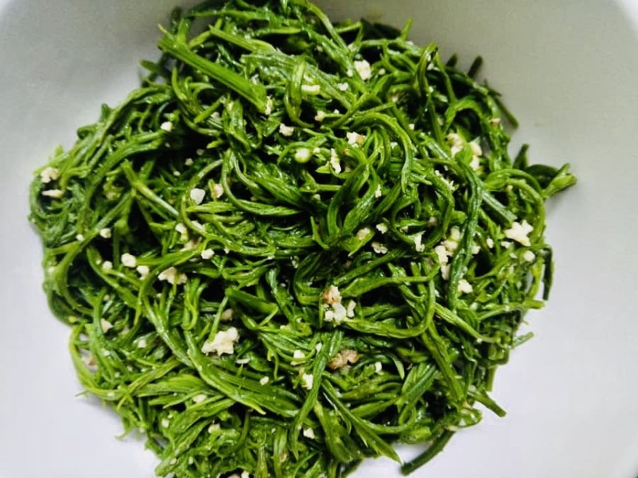 Đĩa rau thối xào tỏi khiến nhiều du khách ‘ăn một lần là nhớ’.