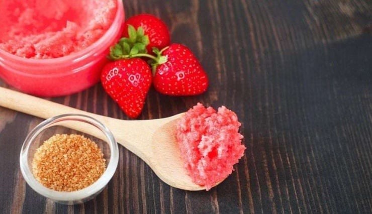 Với vùng môi, việc chà nhẹ nửa quả dâu tây lên môi trong vài phút giúp loại bỏ da chết nhờ acid tự nhiên, từ đó cải thiện độ mềm mại và sắc hồng tự nhiên nếu duy trì đều đặn.

