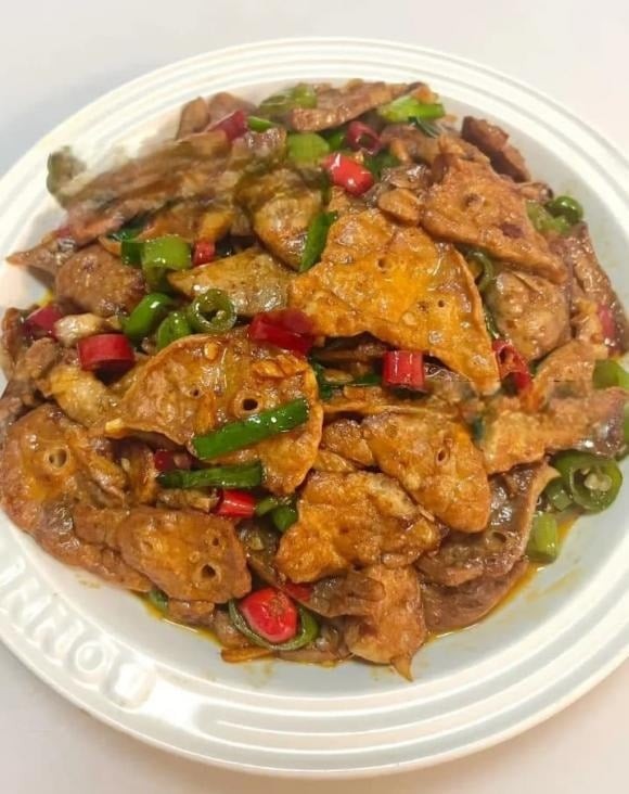 Khi dầu nóng già, cho phổi vào đảo nhanh khoảng 1 phút rồi vớt ra.

