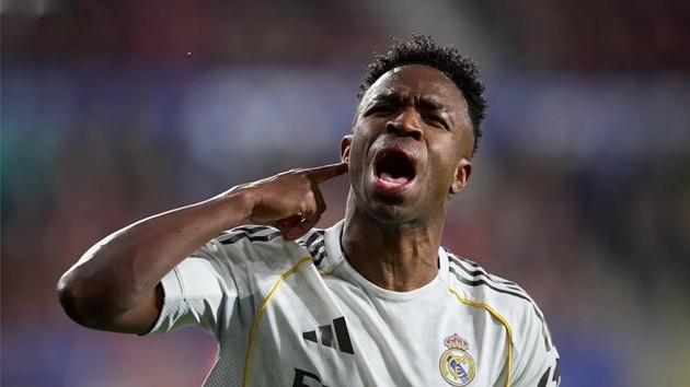 Vinicius Junior bị CĐV Benfica la ó, chế giễu.