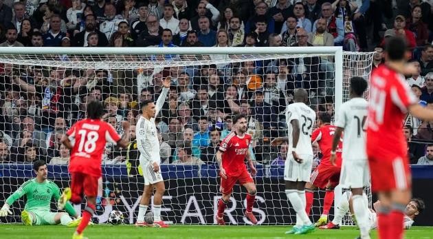 bị chỉ trích trong bàn mở tỷ số của Benfica.