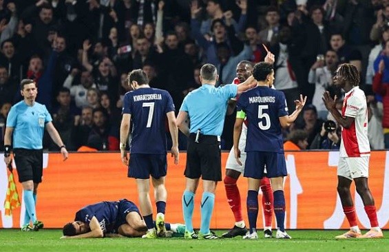 Tấm thẻ đỏ của Coulibaly đã khiến Monaco rơi vào thế khó.