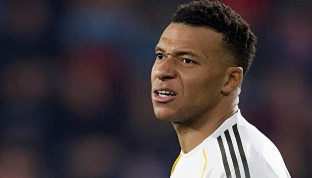 Mbappe vắng mặt trong cuộc đấu Benfica.