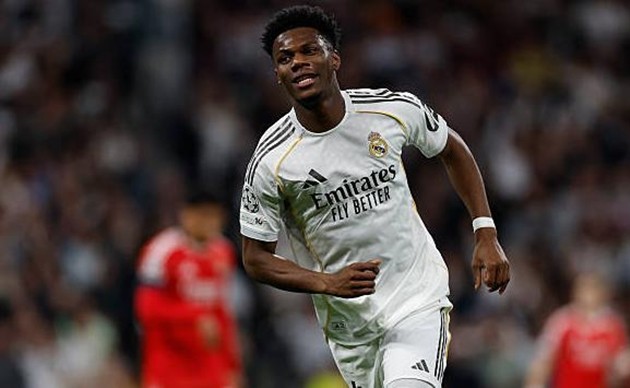 Aurelien Tchouameni (8.0/10): Cầu thủ xuất sắc nhất nơi tuyến giữa. Anh ghi một bàn thắng tuyệt đẹp với cú sút xa đầy quyết đoán từ rìa vòng cấm, đồng thời kiểm soát hoàn toàn nhịp độ trận đấu.