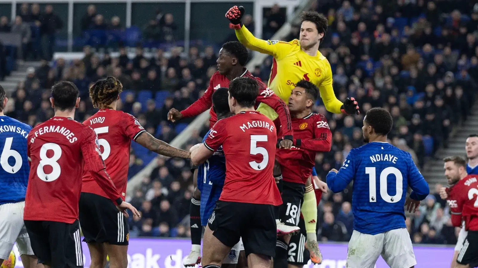 Everton cố bóp nghẹt không gian của Lammens.