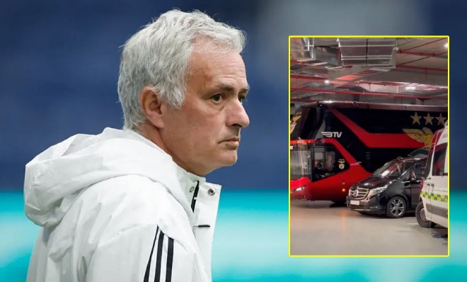 Mourinho gây chú ý khi ngồi ở xe bus của đội để xem các học trò thi đấu.
