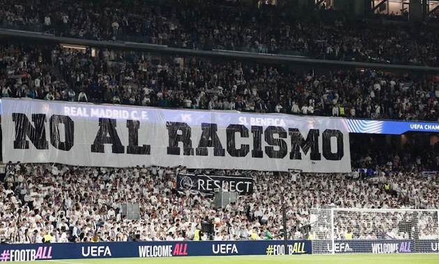 CĐV Real giăng biểu ngữ ủng hộ Vincius.