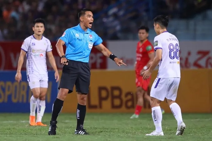 Trọng tài Songkran Bunmeekiart. Ảnh: VPF