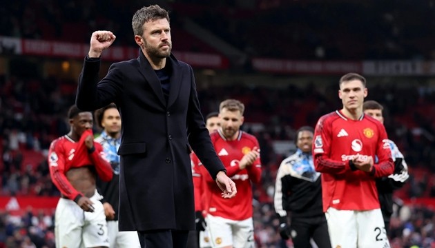 Michael Carrick cần cho thấy năng lực qua các quyết định xoay tua đội hình.