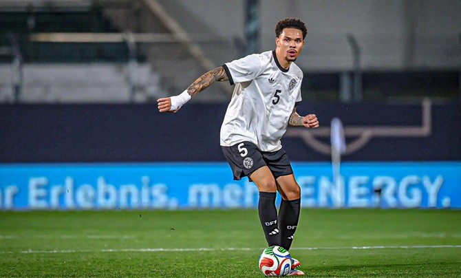  Collins nhận được nhiều sự quan tâm từ Ngoại hạng Anh.