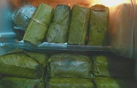 Do bánh chưng khá dày, bạn nên chuyển bánh từ ngăn đông xuống ngăn mát tủ lạnh trước 6–8 tiếng hoặc qua đêm để rã đông từ từ.