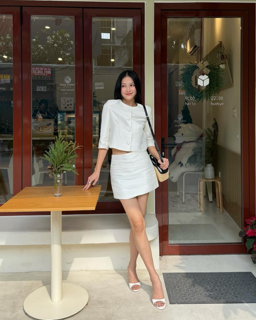 Không chỉ gắn liền với hình ảnh dịu dàng, chân váy trắng còn có thể trở nên năng động khi chọn dáng mini suông. 