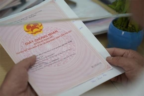 Người dân chuẩn bị đầy đủ giấy tờ theo quy định và nộp tại UBND cấp xã, Trung tâm Phục vụ hành chính công hoặc Văn phòng đăng ký đất đai nơi có thửa đất. 