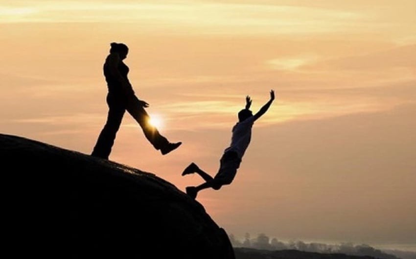 Kẻ “đá xuống giếng” là kẻ vui mừng khi bạn gặp hoạn nạn. (Ảnh minh họa)