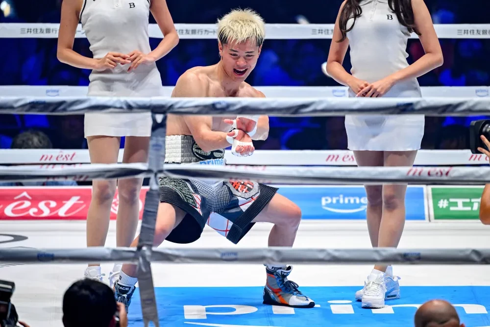 Tenshin Nasukawa ăn mừng chiến thắng trước Jonathan Rodriguez