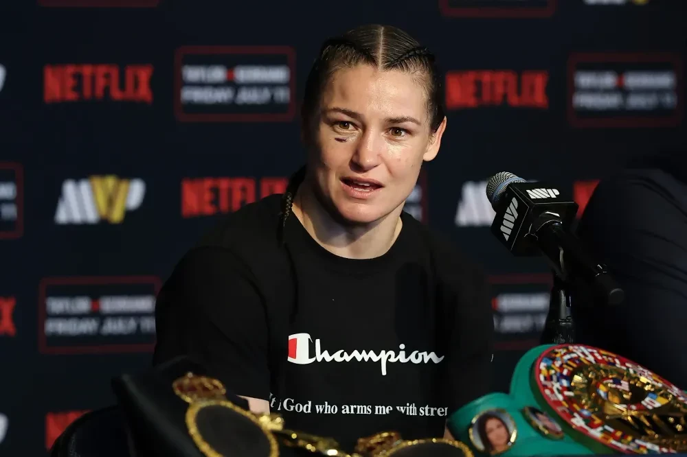 Katie Taylor và Amanda Serrano đối mặt nhau trên võ đài.
