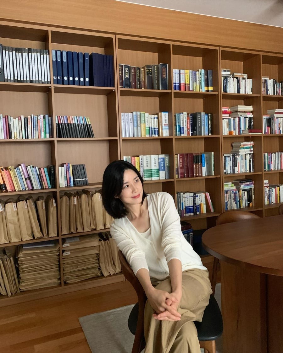 Dù tiết chế phụ kiện, tổng thể vẫn toát lên khí chất nhờ cách phối màu tinh giản.