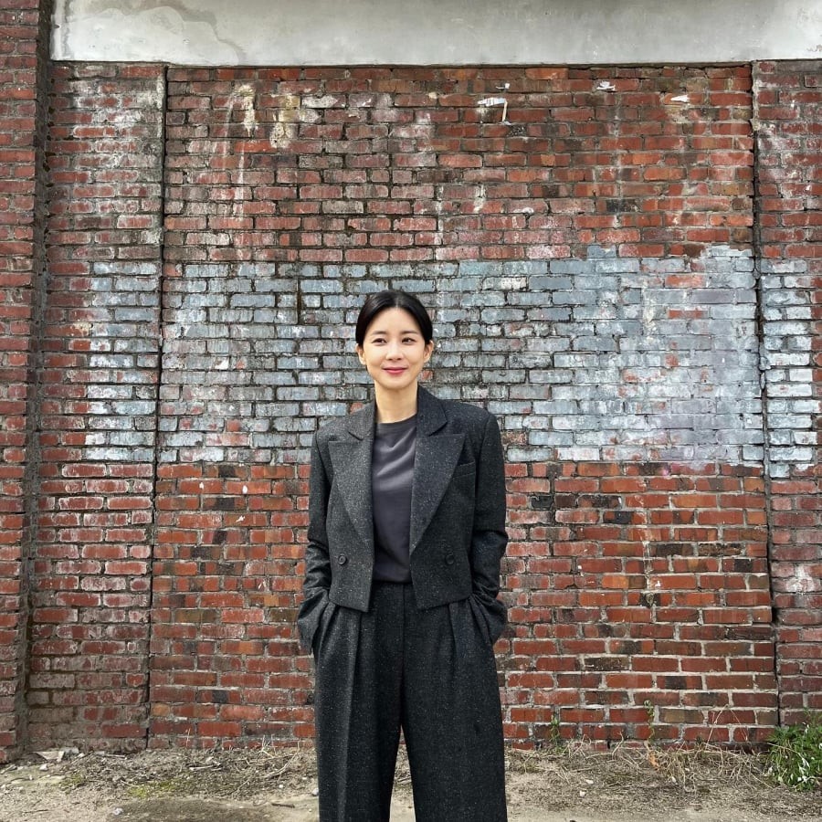 Khi layering cùng áo trung tính bên trong, tổng thể đạt được sự đồng điệu và sang trọng, phù hợp với phong cách phụ nữ trung niên hiện đại.