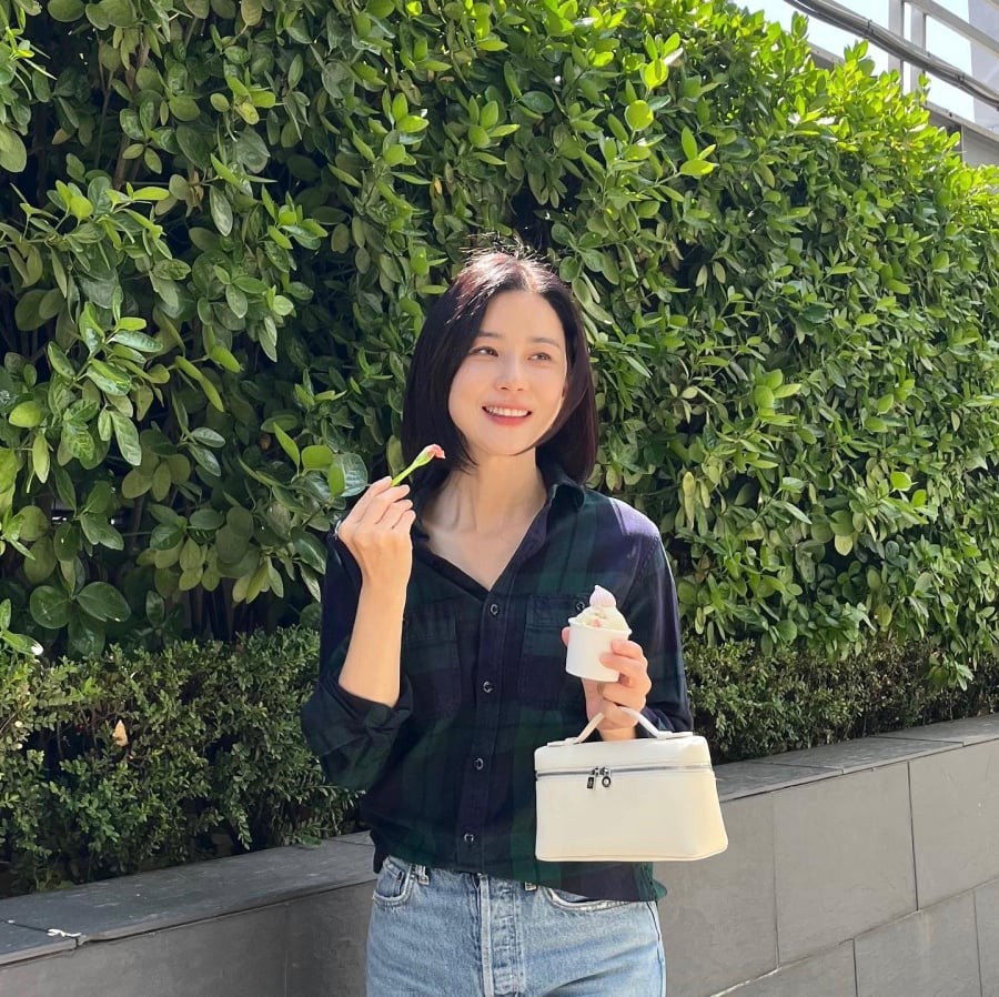 Áo sơ mi kẻ là item có tính ứng dụng cao và không bị giới hạn độ tuổi. 