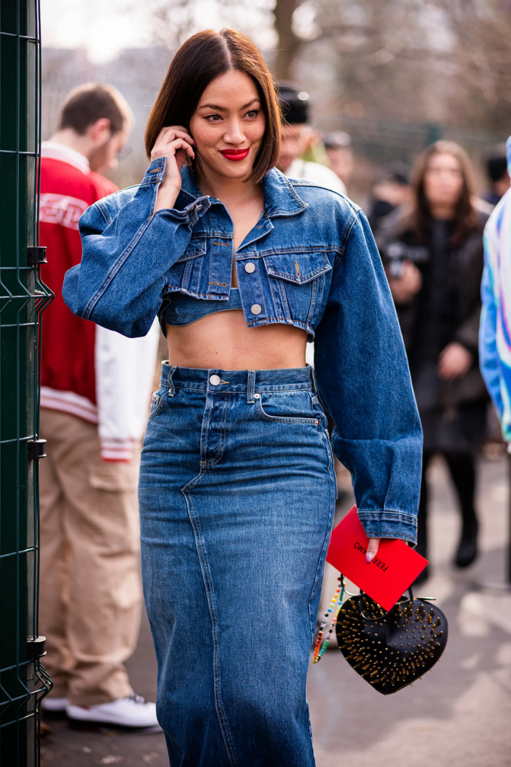 Xu hướng phối denim đồng bộ tiếp tục được ưa chuộng nhờ khả năng tạo nên tổng thể thống nhất và hiện đại. 