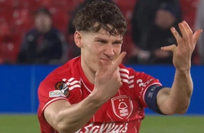 Ryan Yates dính chấn thương ngón tay.