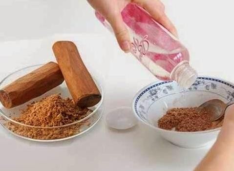 Gỗ đàn hương có đặc tính làm dịu, giúp giảm cảm giác nóng rát nhẹ trên da.