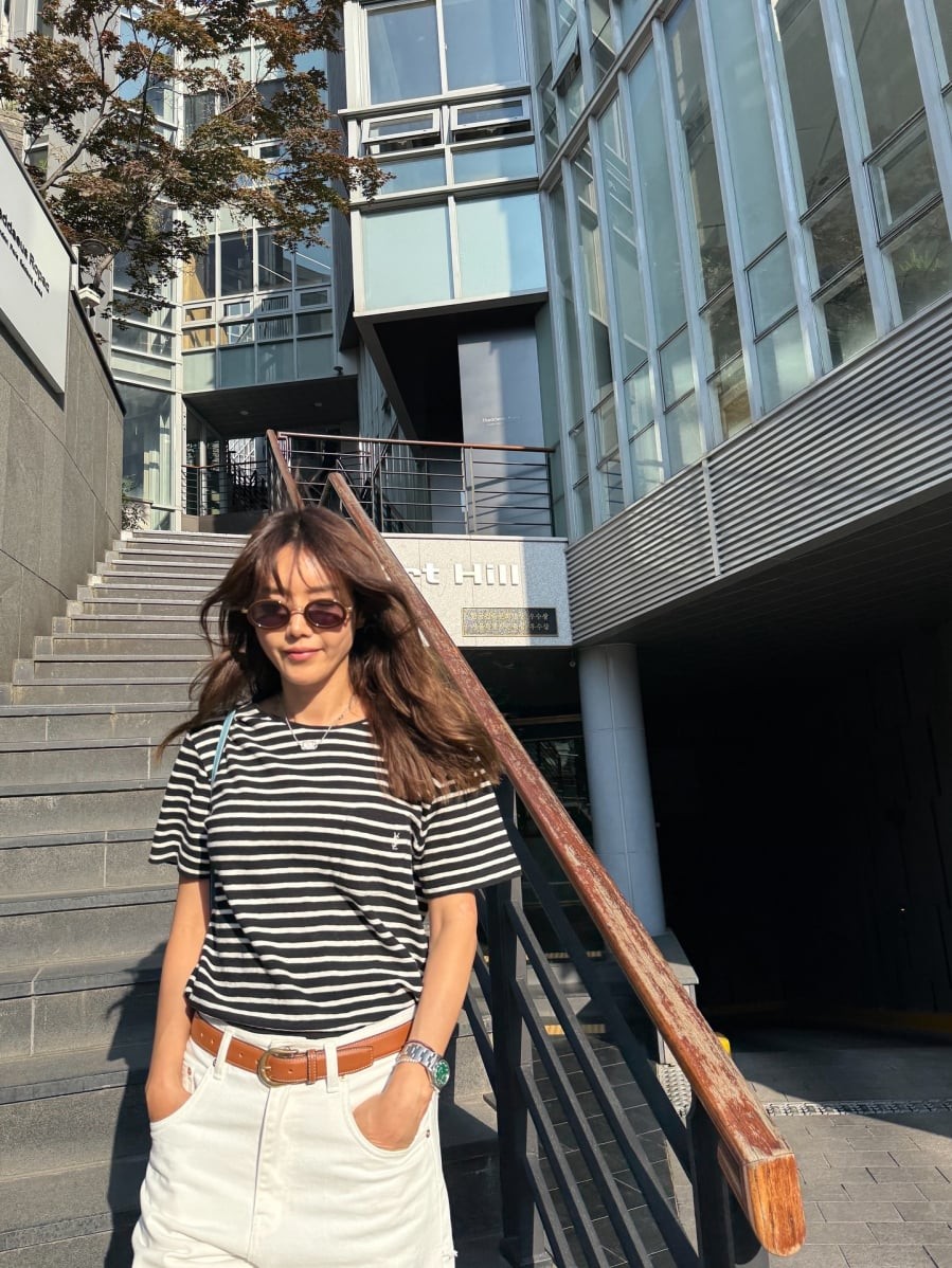 Thiết kế này tạo sự giao thoa giữa nét cổ điển và tinh thần trẻ trung, đặc biệt phù hợp thời điểm giao mùa