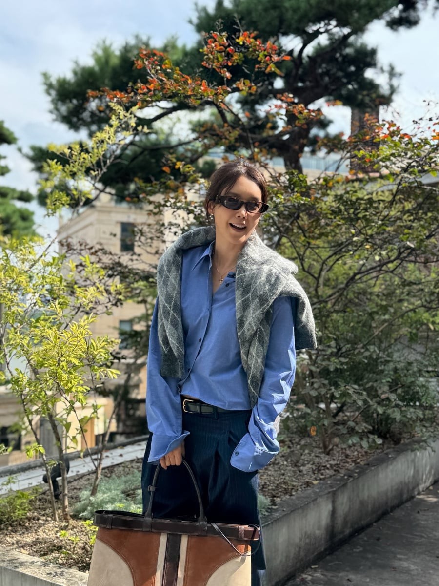 Thao tác sơ vin và sử dụng thắt lưng da giúp định hình vòng eo rõ ràng, đồng thời nâng tầm tổng thể. 