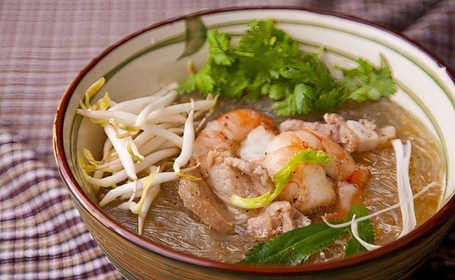 Nếu muốn thay đổi thực đơn thay vì các món tôm quen thuộc như hấp hay rang, tôm nấu miến là lựa chọn nhẹ nhàng, phù hợp cho cả bữa sáng lẫn bữa tối. 