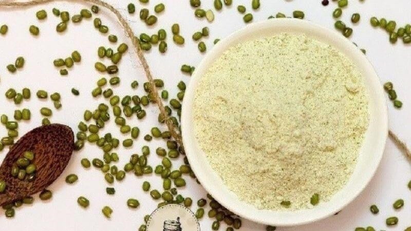 Bột đậu xanh có khả năng hấp phụ dầu thừa nhẹ trên bề mặt da, giúp lỗ chân lông thông thoáng hơn. 