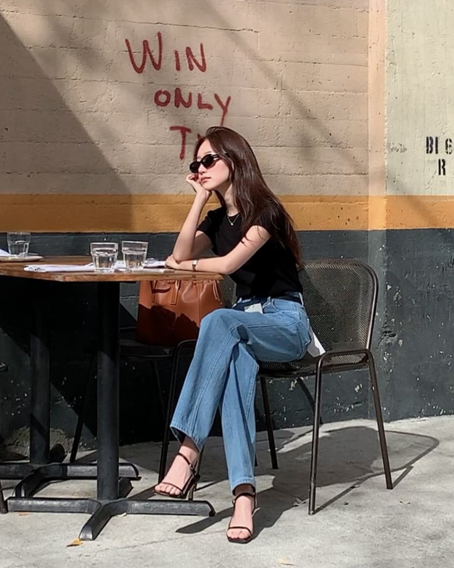 Khi kết hợp với chân váy midi hoặc quần jeans ống suông, áo thun không còn đơn thuần là trang phục cơ bản mà trở thành yếu tố tạo nên sự thanh lịch trẻ trung.