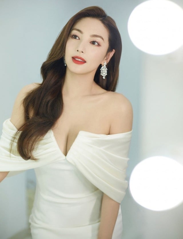 Thay vì ép cân cực đoan để chạy theo xu hướng mảnh mai, Trương Vũ Kỳ lựa chọn rèn luyện nghiêm túc, bắt đầu ngày mới từ sáng sớm trong phòng gym.