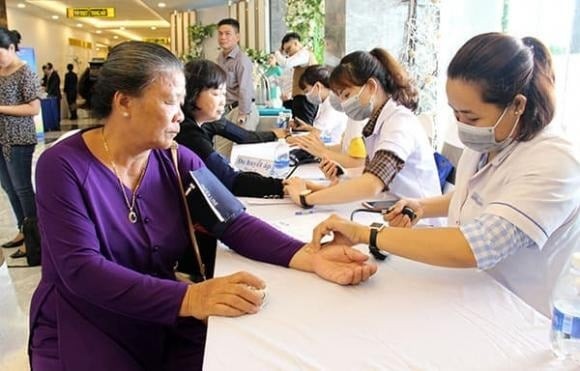 Nhằm bảo đảm nhiệm vụ chăm sóc sức khỏe ban đầu và quản lý sức khỏe người dân theo vòng đời, UBND TP Hà Nội yêu cầu 126 xã, phường tập trung nâng cấp cơ sở hạ tầng, bổ sung trang thiết bị và nhân lực cho các trạm y tế, bảo đảm đạt chuẩn theo quy định và đáp ứng tốt nhu cầu khám, chữa bệnh tại cơ sở.

