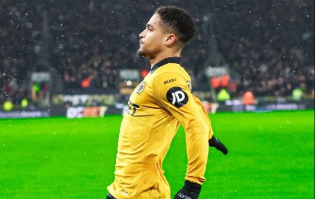 Joao Gomes mở tỷ số cho Wolves.