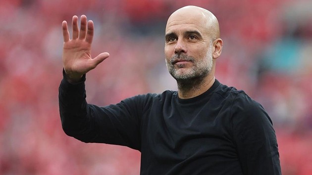 Pep Guardiola nỗ lực cùng Man City tiến về đích.