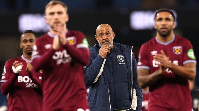 Anfield sẽ là thử thách cực đại của West Ham.