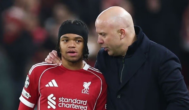 HLV Arne Slot và Rio Ngumoha.