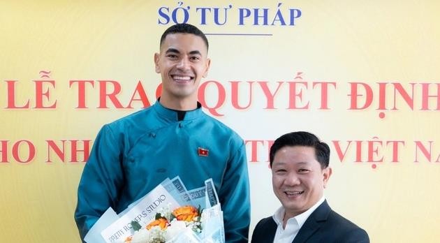 Trung vệ Phi Long với chiều cao nổi bật.