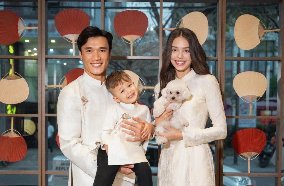 Bùi Tiến Dũng và vợ con trong bộ ảnh mừng Tết Nguyên Đán.