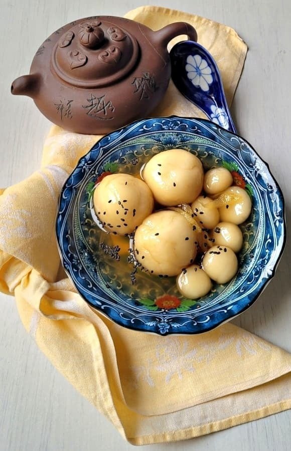 Trong mâm cúng ngày này, bên cạnh xôi gà, bánh chưng hay mâm ngũ quả, chè trôi nước (bánh trôi viên) được nhiều gia đình coi là món không nên thiếu.