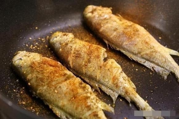 Thực tế, bạn hoàn toàn có thể chiên cá vàng giòn, không dính chảo mà không cần tẩm bột. 