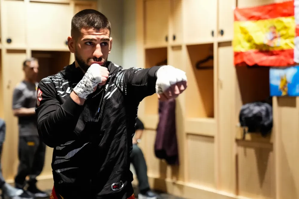 Nhà vô địch UFC Ilia Topuria