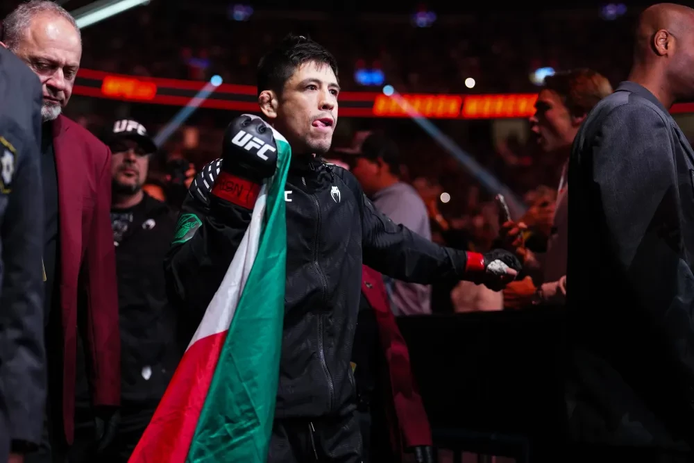 Brandon Moreno bước ra võ đài tại UFC 323