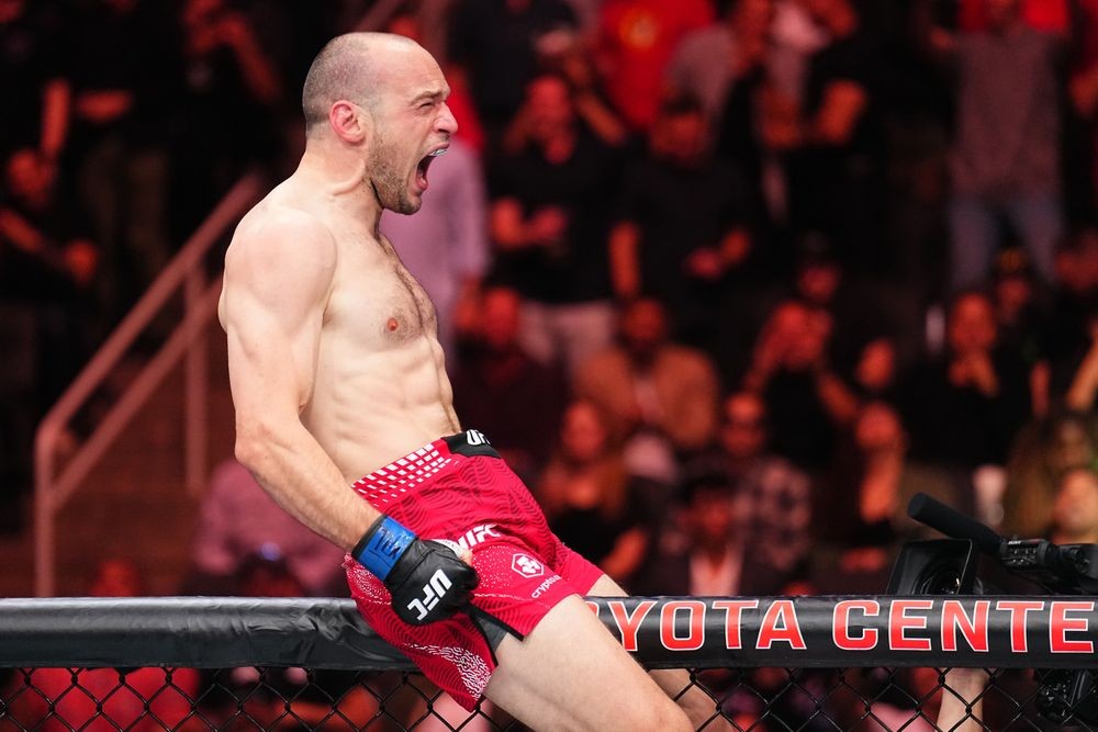 Uros Medic ăn mừng sau chiến thắng knockout trước Geoff Neal.